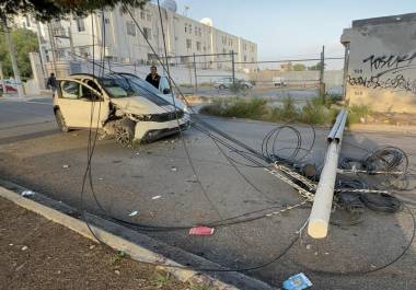 El poste cayó por completo tras el choque registrado sobre el bulevar Saltillo, con dirección a la calle Reynosa.