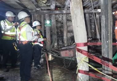 La directora de la CFE, Emilia Calleja Alor, supervisa las tareas de rescate en la mina Pasta de Conchos, donde más de 60 mineros quedaron atrapados en 2006.