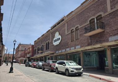 La Ferretería Sieber representa uno de los negocios con mayor arraigo histórico en Saltillo, al mantenerse activa desde 1857.