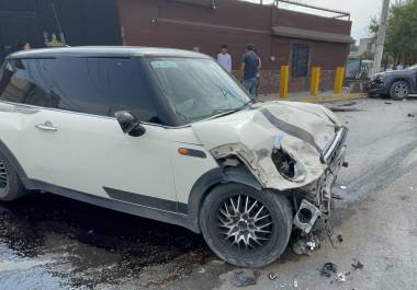 Vecinos señalaron que los accidentes son frecuentes en este cruce debido a la ausencia de señalamientos y a la presencia de tráileres estacionados que reducen la visibilidad de los conductores.