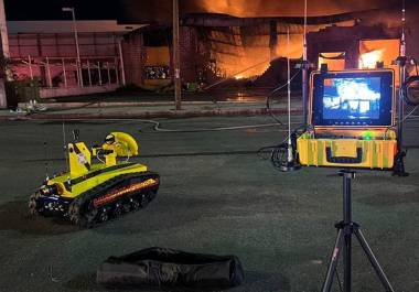 Los bomberos duraron 3 horas en el combate del incendio en una bodega | Foto: Especial