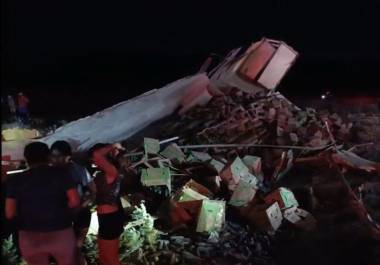 La caja del tráiler quedó destrozada y la carga terminó dispersa sobre el terreno.