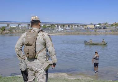 Los ahogamientos de migrantes se han incrementado en la frontera norte de México a partir de 2021. En la imagen: militares texanos y mexicanos custodian a un migrante que intenta cruzar el río Bravo.