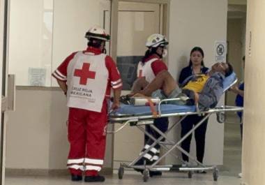 Paramédicos de la Cruz Roja atendieron al hombre y lo trasladaron de urgencia al Hospital General.