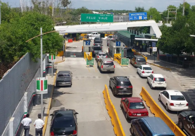 Dos jóvenes fueron detenidos en el Puente Dos de Piedras Negras con un cargamento de 300 vapeadores.