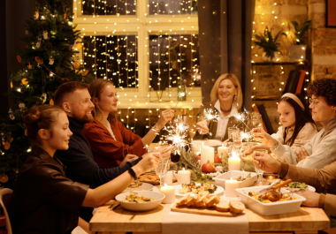 La cena del 24 de diciembre es más que un momento para disfrutar de deliciosos platillos; es una oportunidad perfecta para realizar rituales familiares que fortalezcan los lazos afectivos y atraigan energía positiva para el próximo año.