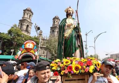 Cada 28 de octubre, la parroquia de San Hipólito y San Casiano, en la Ciudad de México, recibe a miles de personas que acuden a venerar a San Judas Tadeo.
