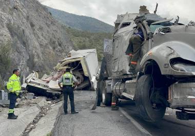 Autoridades de la Guardia Nacional y Capufe atendieron el accidente en el kilómetro 232 del tramo de Los Chorros.