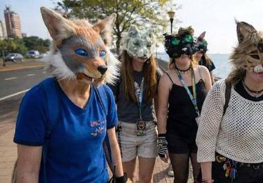 Actividad. Jóvenes que se identifican como therians suelen reunirse en espacios abiertos para realizar dinámicas grupales y expresiones simbólicas.