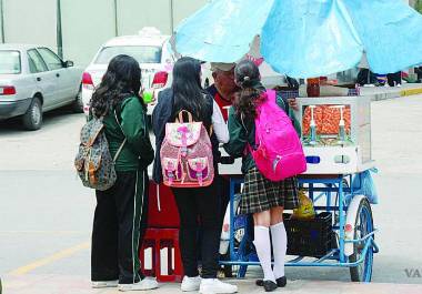 Autoridades educativas del Estado y federales, en coordinación con los DIF estatales, recorrerán las escuelas para “barrer” de vendedores de comida chatarra sus alrededores.