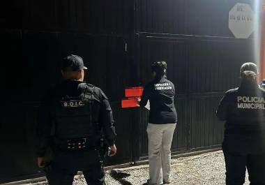 La quinta, de fachada naranja y portón café, fue cerrada por operar sin licencia ni autorización para eventos.