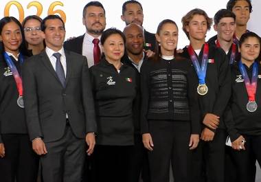 La presidenta Claudia Sheinbaum instruyó a la Conade entregar estímulos económicos por cada medalla obtenida en los Juegos Centroamericanos y anunció un aumento en las becas para deportistas.