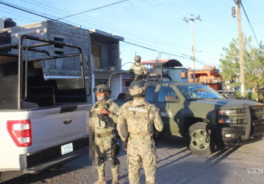 Elementos del Ejército Mexicano durante el cateo en la colonia Santa Martha de Acuña.