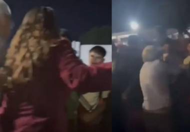 El incidente de violencia física entre alumnos y una empleada administrativa en el estacionamiento fue captado en video y difundido en redes sociales.