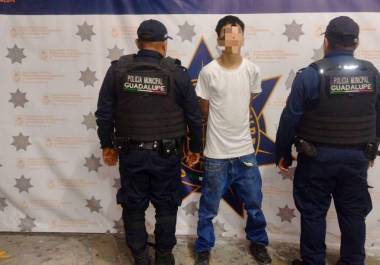 El menor, de 16 años, ingresó durante la madrugada a la sucursal bancaria con la presunta intención de perpetrar un robo