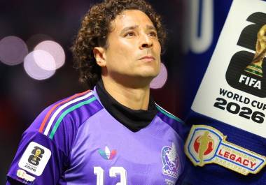 Guillermo Ochoa recibe el Legacy Patch de FIFA por sus seis convocatorias mundialistas y se une a Messi, CR7 y otras leyendas del futbol internacional.