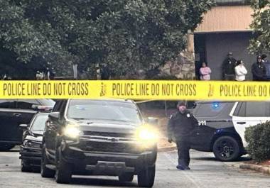 Un tiroteo que se registró el lunes frente al consulado de Honduras en las afueras de Atlanta, Georgia, en Estados Unidos, dejó una persona muerta de origen mexicano y otra herida.