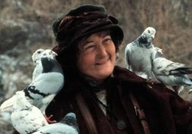 La actriz irlandesa, ganadora del Oscar y recordada por su papel de la “señora de las palomas” en ‘Mi pobre angelito 2’, dejó un importante legado en el cine.