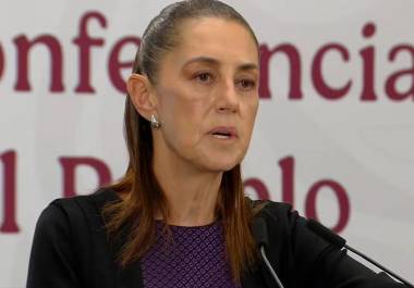 La presidenta Claudia Sheinbaum aseguró que el gobernador de Sinaloa, Rubén Rocha Moya, permanece en la entidad, luego de versiones difundidas sobre una supuesta salida del mandatario estatal.