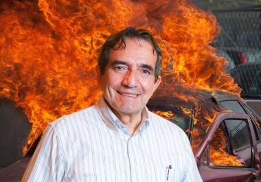 Incendio en pensión vehicular de la Fiscalía de Sinaloa consumió 42 autos, pero autoridades aclararon que la camioneta del caso Cuén no estaba ahí.