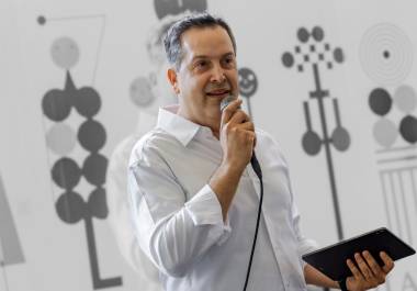 El Director de Vanguardia durante el discurso del 50 aniversario del Medio.