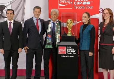 A cien días de la Copa Mundial 2026, la presidenta Claudia Sheinbaum presentó una réplica del trofeo en Palacio Nacional junto a Bebeto y directivos de Coca-Cola México.