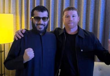 Turki Alalshikh y Canelo Álvarez pactaron un acuerdo de cuatro peleas del mexicano con ellos, tres de estas en Arabia Saudita.