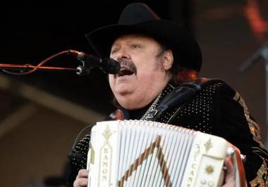 El Rey del Acordeón habría sufrido una fractura de hombro tras caerse, según reportes en redes sociales que preocupan a sus fans tras su reciente show en La México.