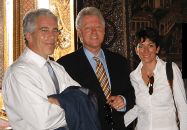 De izquierda a derecha: Jeffrey Epstein, Bill Clinton y Ghislaine Maxwell durante un viaje a Tailandia en el año 2002.