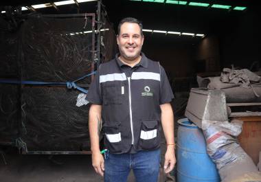 Rodrigo Izaguirre Yga, director general de Redesa, supervisa el proceso de reciclaje en las nuevas instalaciones.