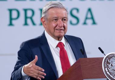 En conferencia de prensa, el Mandatario recordó que en el periodo neoliberal se propusieron desparecerse a Pemex y a la CFE con la llamada reforma energética.