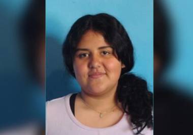 La vestimenta completamente en color negro que portaba al momento de su desaparición forma parte de los datos difundidos para facilitar su localización.