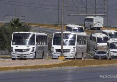 En las horas pico es común ver las unidades de transporte privado de personal que abarrotan las vialidades de la ciudad.