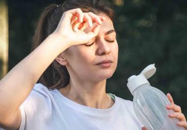 Las altas temperaturas ya comenzaron a impactar la salud de miles de mexicanos. El IMSS confirmó un incremento de 133 por ciento en los casos de golpe de calor durante 2026.