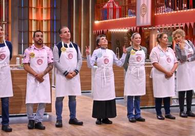 Descubre quién fue el quinto eliminado de MasterChef Celebrity Generaciones 2025, los momentos más emotivos del programa y qué celebridades siguen luchando por el título.