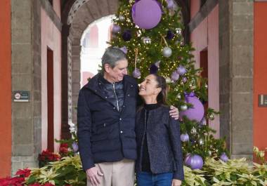 Claudia Sheinbaum, presidenta de México, en compañía de su esposo Jesús María Tarriba enviaron un mensaje de Navidad desde los pasillos de Palacio Nacional.