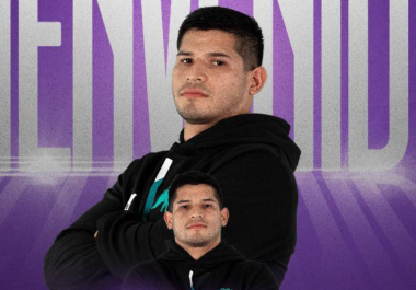 Castillo aporta versatilidad al esquema defensivo de Dinos al desempeñarse como linebacker y defensive end.