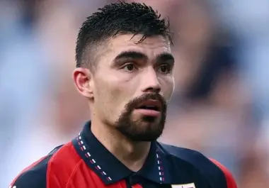 Johan Vásquez portó el gafete de capitán y comandó la defensa del Genoa frente al Napoli.