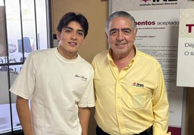 El futbolista de Xolos de Tijuana acudió por primera vez a un módulo del Instituto Nacional Electoral tras cumplir 18 años.
