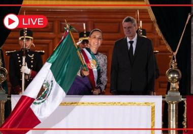 Claudia Sheinbaum encabeza desde Palacio Nacional la ceremonia del Grito de Independencia ante miles de personas reunidas en el Zócalo de CDMX.