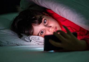 Especialistas advierten que esta rutina puede tener consecuencias importantes para el cerebro, la calidad del sueño y la salud física en general.