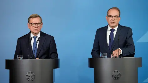 Los ministros de Interior y Exteriores de Alemania, Alexander Dobrindt y Johann Wadephul, respectivamente, hablan con reporteros durante una conferencia de prensa en Berlín.