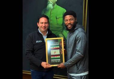 Javier Díaz recibió en Saltillo a Terrance Williams, exjugador de los Cowboys de Dallas y nuevo refuerzo de Dinos para la temporada 2026 de la LFA.