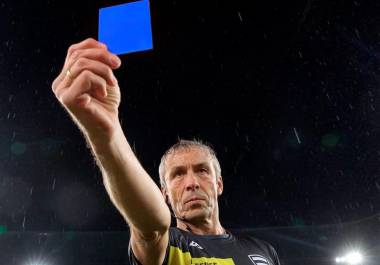 La FIFA y la IFAB acordaron no implementar la tarjeta azul en el futbol... por el momento.