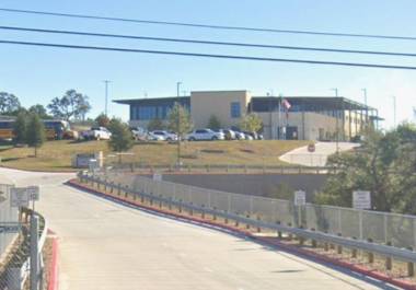 Autoridades investigan el tiroteo en una escuela al norte de San Antonio donde un alumno disparó contra una maestra y murió en el lugar.