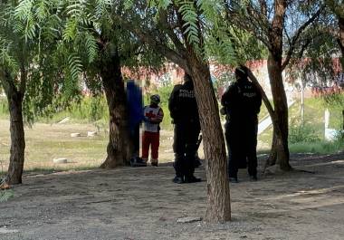 Paramédicos de la Cruz Roja confirmaron que el hombre ya no contaba con signos vitales, por lo que la zona fue acordonada mientras peritos y agentes ministeriales realizaron el procesamiento de la escena.