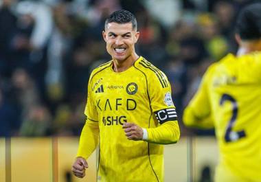 Cristiano Ronaldo celebra su gol 957, marcado de forma insólita con la espalda, durante el empate 2-2 entre Al-Nassr y Al-Ettifaq en la Saudi Pro League.
