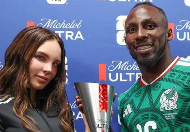 El delantero mexicano Julián Quiñones recibió el premio al MVP tras la victoria de México ante Ecuador, pero la entrega del trofeo por parte de Belinda desató comentarios y bromas entre aficionados.