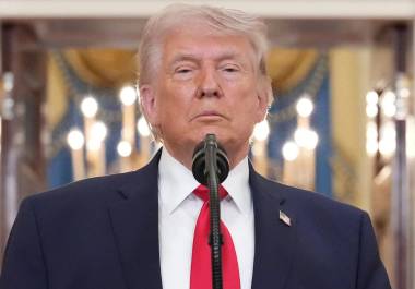 El presidente Donald Trump lanzó un ultimátum a Irán en medio de una escalada militar que incluye derribos de aeronaves y tensiones en el estrecho de Ormuz, mientras las negociaciones permanecen estancadas.