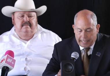 El cantante de música regional mexicana Ramón Ayala y su hijo, Ramón Ayala Jr., enfrentan una demanda en Texas por presunto abuso sexual y acoso presentada por ex integrantes de su agrupación.